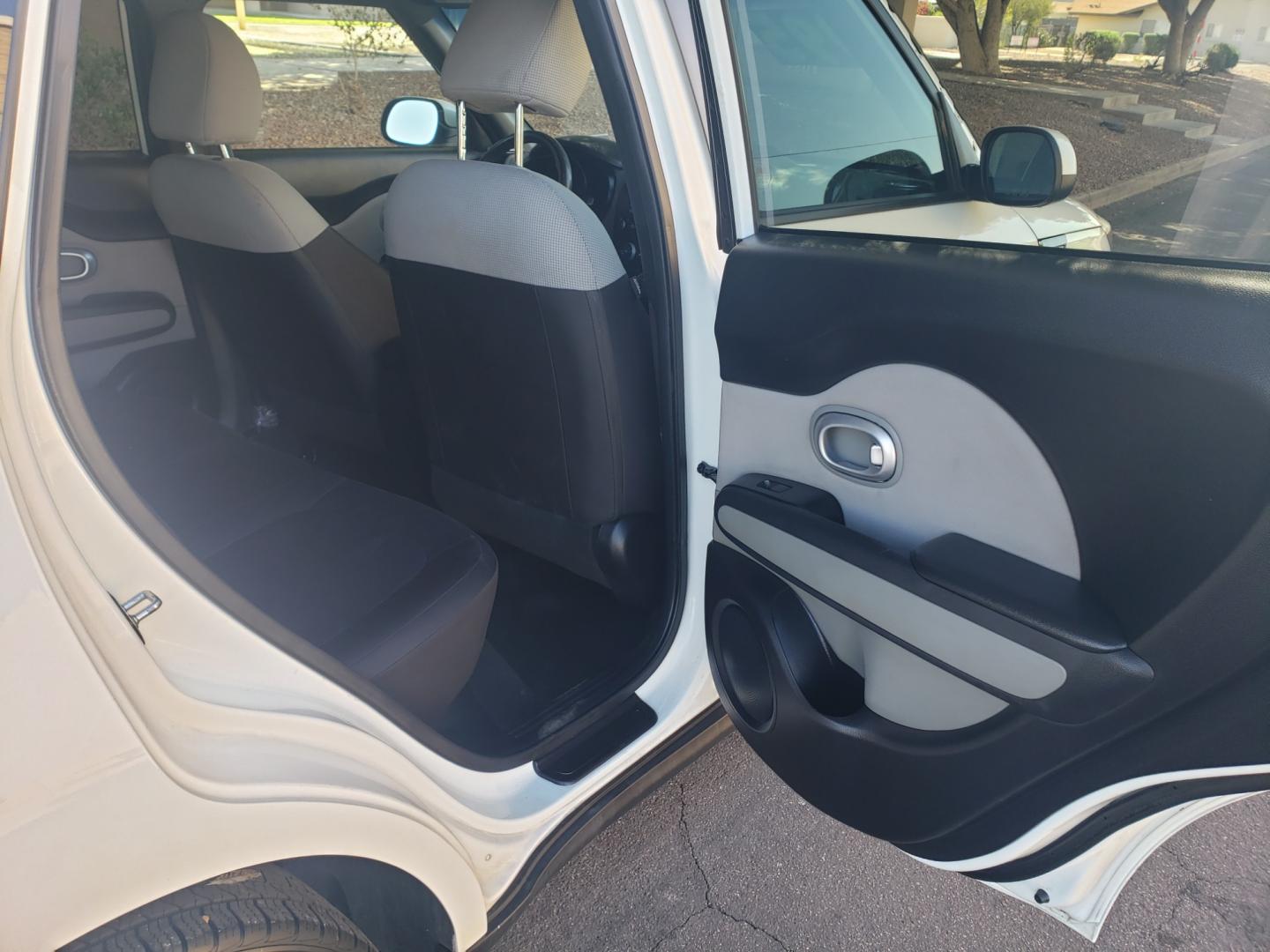 2015 WHITE /gray and black Kia Soul base (KNDJN2A27F7) with an 1.6L L4 DOHC 16V engine, 5-Speed Automatic transmission, located at 323 E Dunlap Ave., Phoenix, AZ, 85020, (602) 331-9000, 33.567677, -112.069000 - Photo#15